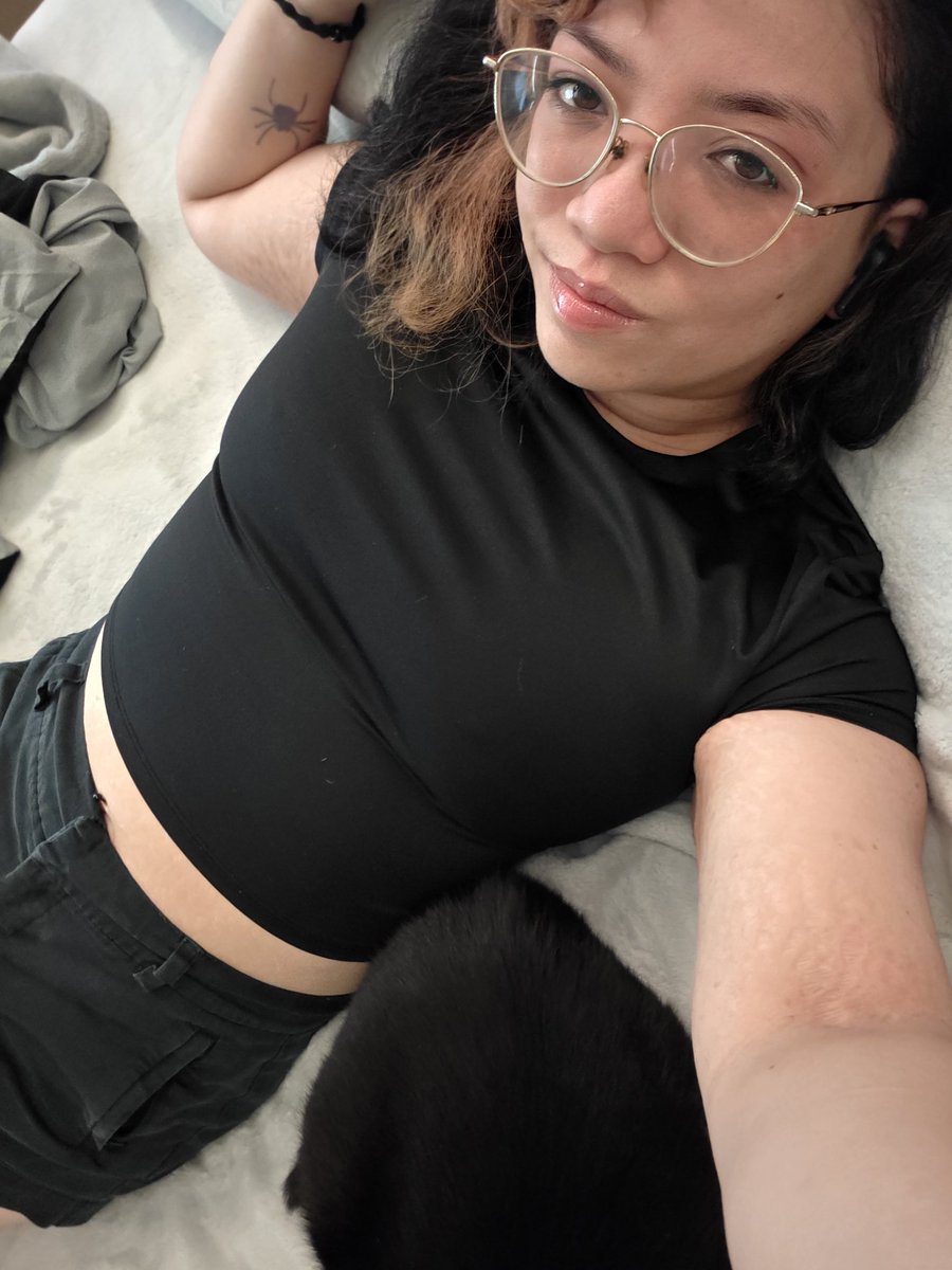skyliteyez's tweet photo. Me and the cat today 🖤 https://t.co/yC3WTWtsUN
