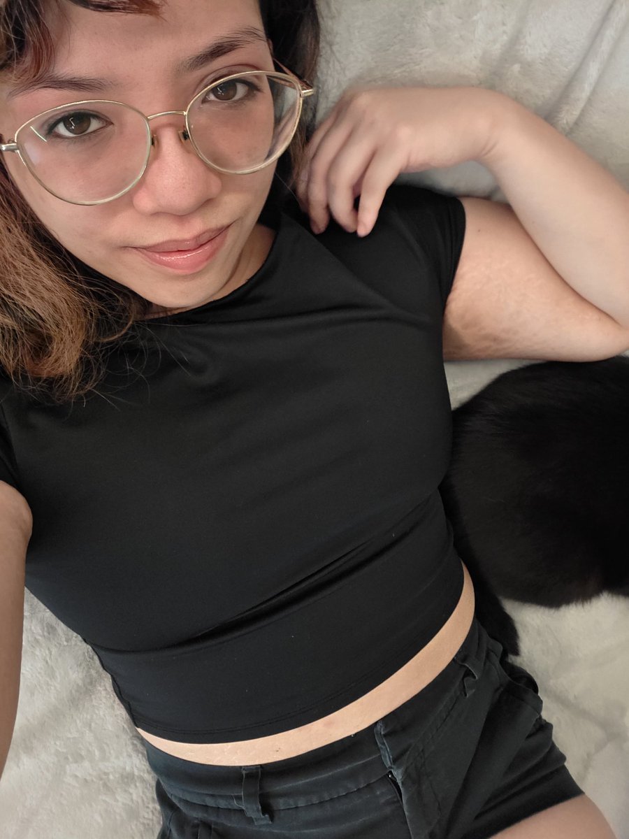 skyliteyez's tweet photo. Me and the cat today 🖤 https://t.co/yC3WTWtsUN