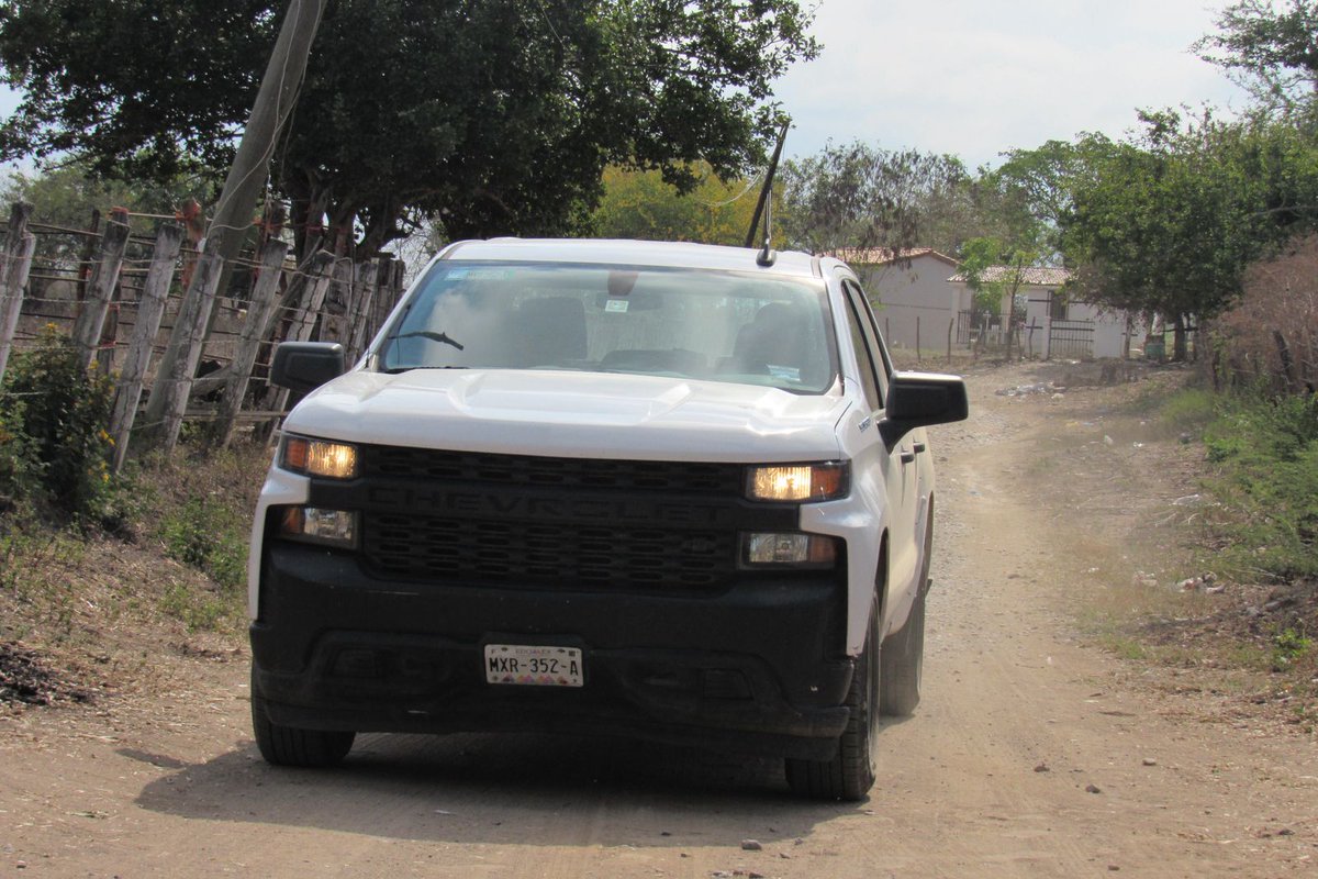 luznoticiasmx's tweet image. Autoridades federales mantienen bajo resguardo zona de localización de #fosas clandestinas en El Verde, #Concordia, donde se encontraron a algunos de los #mineros desaparecidos