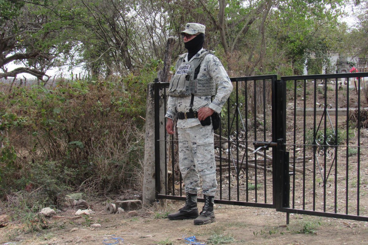 luznoticiasmx's tweet image. Autoridades federales mantienen bajo resguardo zona de localización de #fosas clandestinas en El Verde, #Concordia, donde se encontraron a algunos de los #mineros desaparecidos