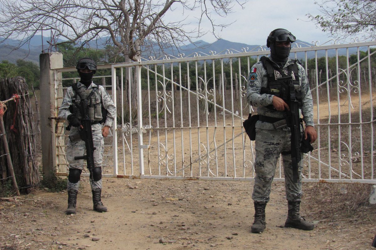 luznoticiasmx's tweet image. Autoridades federales mantienen bajo resguardo zona de localización de #fosas clandestinas en El Verde, #Concordia, donde se encontraron a algunos de los #mineros desaparecidos