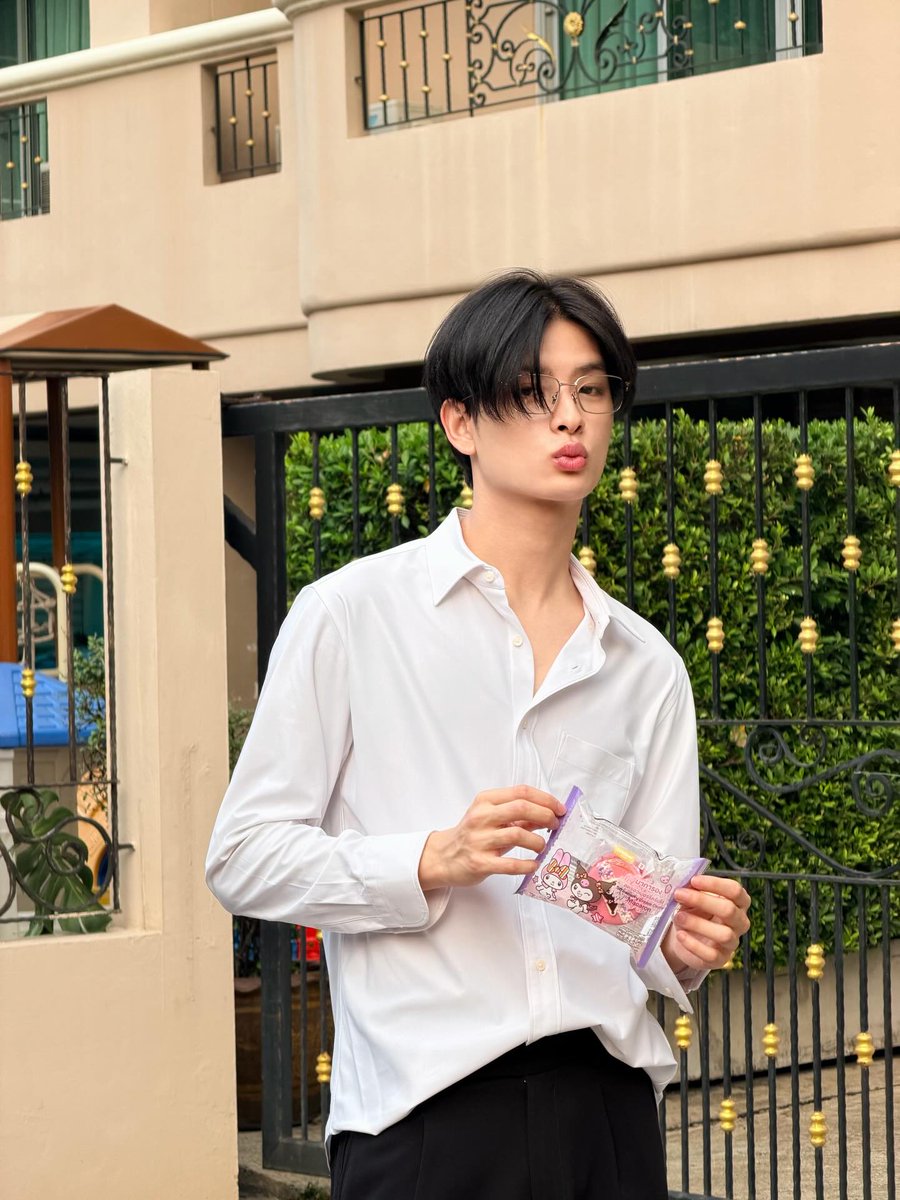 beursidekp's tweet image. พี่เซเว่น: อร่อยมาก ๆ แนะนำเลย
ขุนพล: มาการองหรือขุนคับ

ไอขุน เบาได้เบา 55255252525252555555555

#KHUNPOL