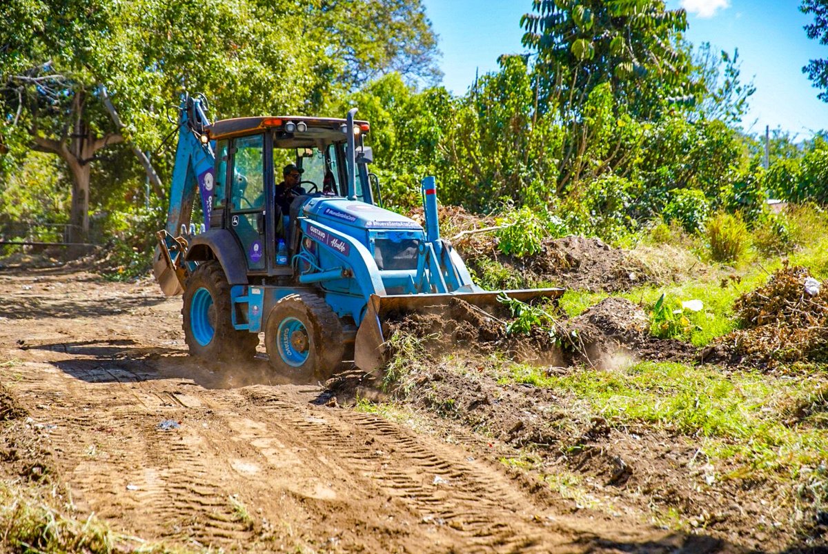 elsalvador's tweet photo. #DePaís | Equipos de la @alcaldia_SA realizan limpieza de canaletas en la lotificación Grano de Oro, cantón Cantarrana, para mejorar el drenaje y reducir riesgos durante la temporada de lluvias. https://t.co/vdEKF8qiRM