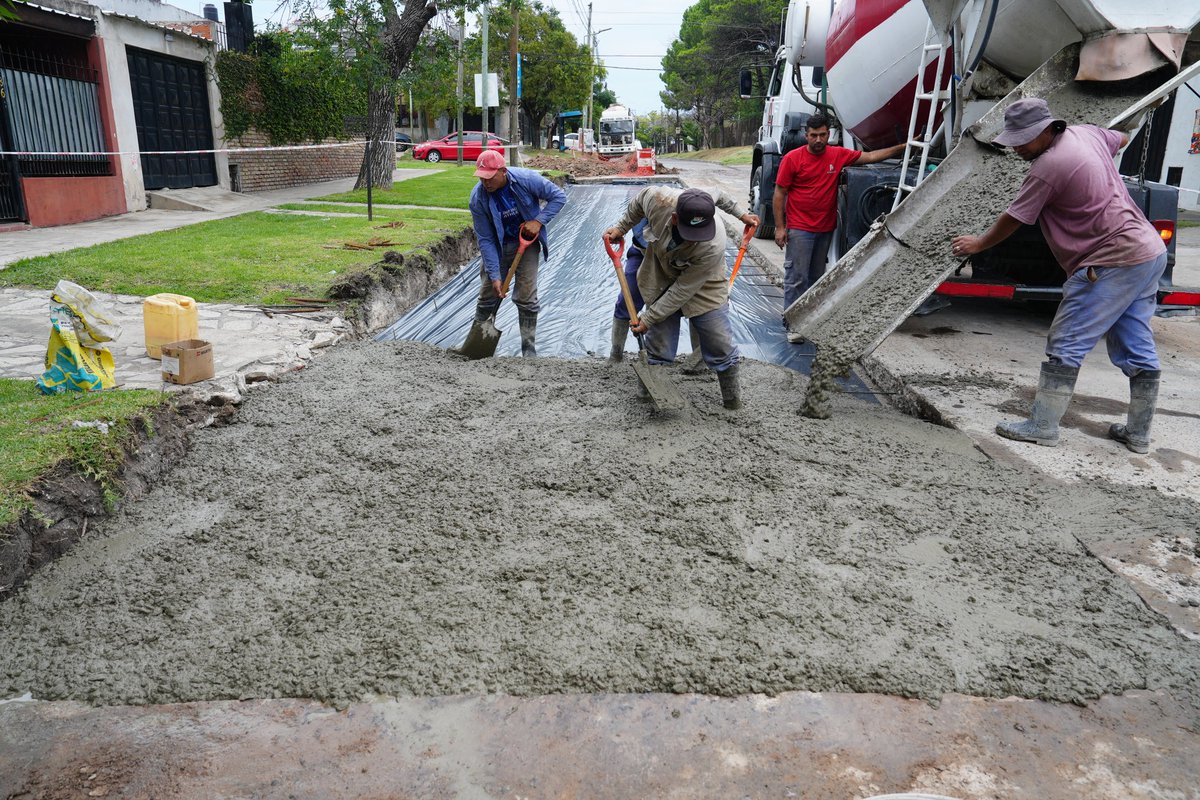 👷🏽‍♂️🚧 OBRAS DE LA COMUNIDAD | REPAVIMENTACIÓN EN HORMIGÓN 

📍 Parque Barón.

✅️ Estos trabajos permiten mejorar la circulación vehicular y brindar mayor seguridad vial. 

📲 Recordá que podés hacer tus solicitudes al 1 2193 7726.

#ComunidadLomas