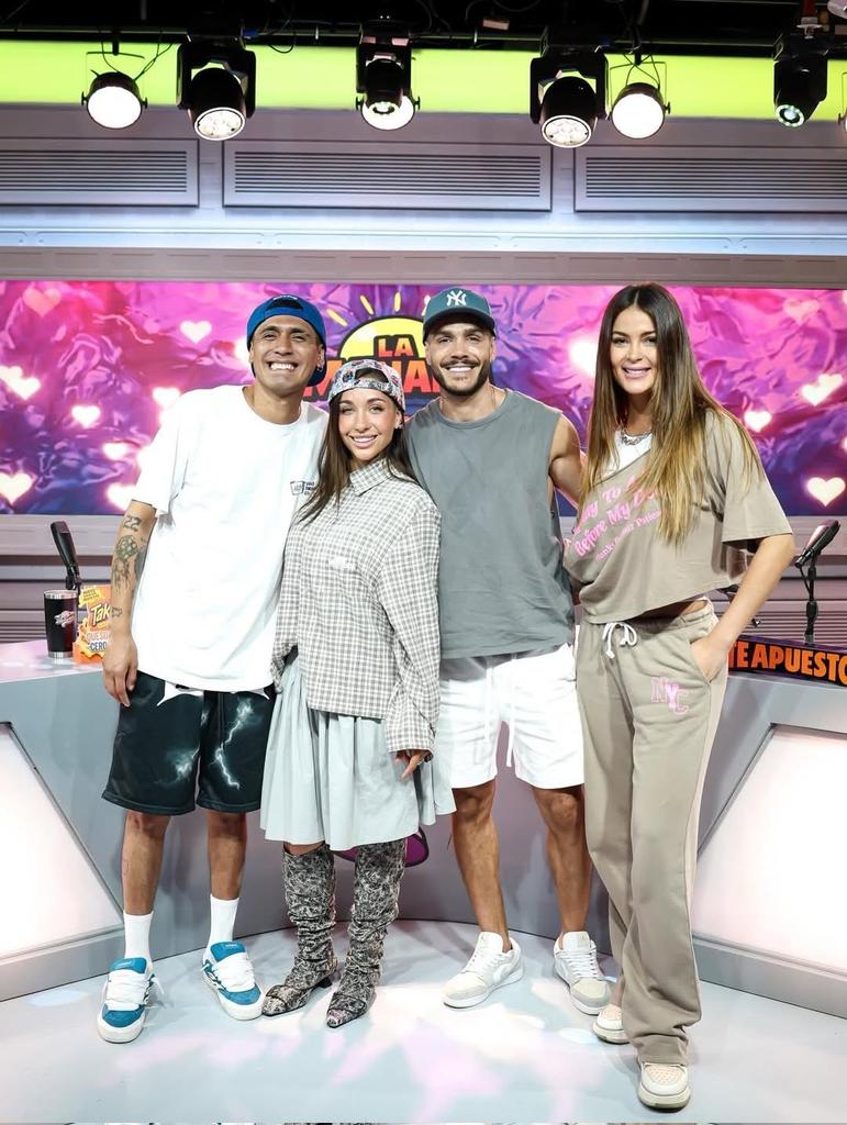 María becerra junto al equipo de "La Manada"