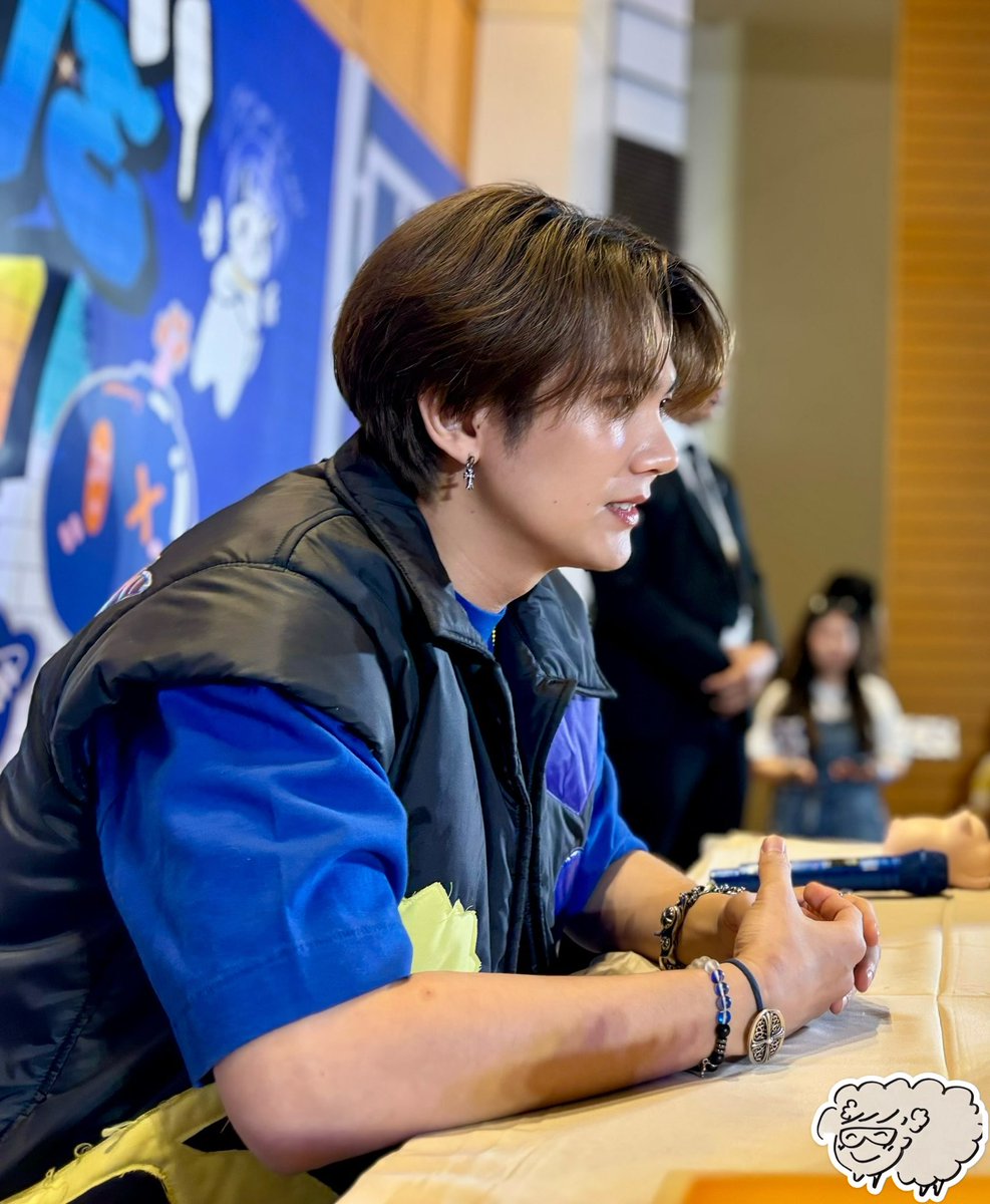 I am organizing my BIU photos from events and I found so many I didn’t remember taking 😅(tbh cr for this one goes to Jern 🤣).
#BuildJakapan 
#Beyourluve
<a href="/JakeB4rever/">BIU.</a>