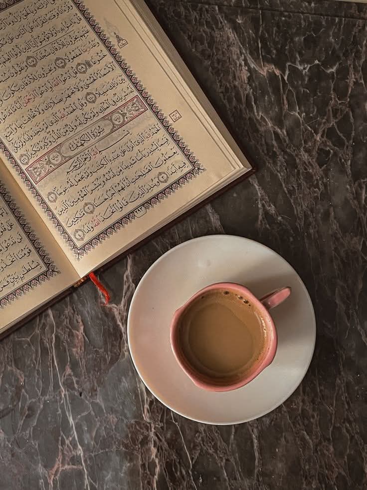 كلّ نِداءَات المَرء عاديَّة حتّى يلقَّب بحافظِ القُرآنِ ..

فيُصبِح: آسِر، لامِع، عَزيز!"