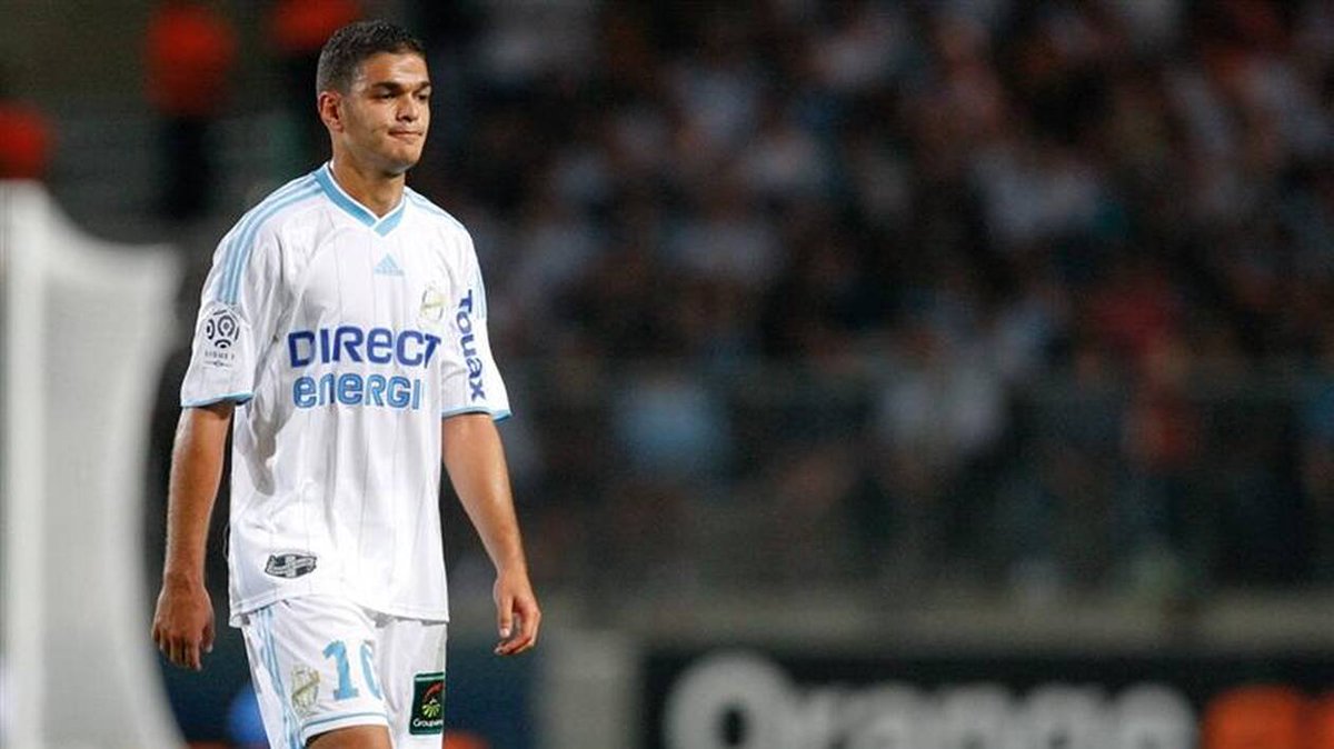 😯 Cette anecdote sur Hatem Ben Arfa, de Frédéric Guerra, premier agent du joueur : 

"Le soir du titre en 2010, on sort en boîte de nuit à Aix. Vers 3h du matin, je rentre me coucher chez Hatem. 💤

Quand il rentre à son tour à 6h, il me réveille et me dit 'je veux te parler'.