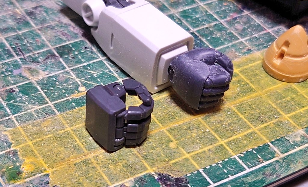MGパーフェクトガンダムをちょっとだけ進捗。
「やっぱりガンダムは丸指だよね」って事でコトブキヤの丸指ハンドBを削り込んで整形。
もうちょっと大きめのが良かったかも？と思ったけど良しとします。