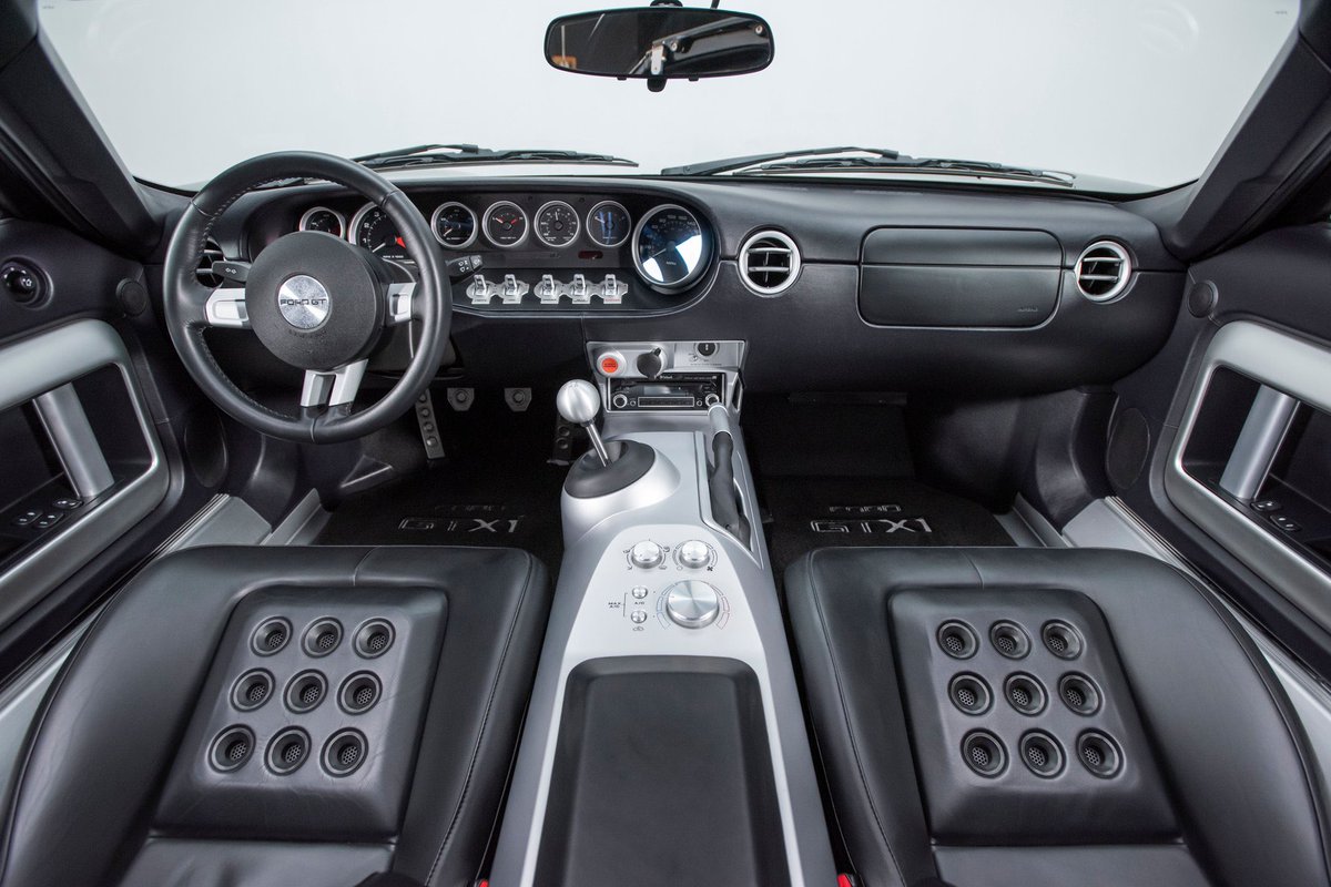 SanderMans's tweet photo. @luusssso Would be nice if it could resemble something like the interior 2006 Ford GT, not too retro, not too futuristic with some subtle digital dails… https://t.co/EhYv6UU48J