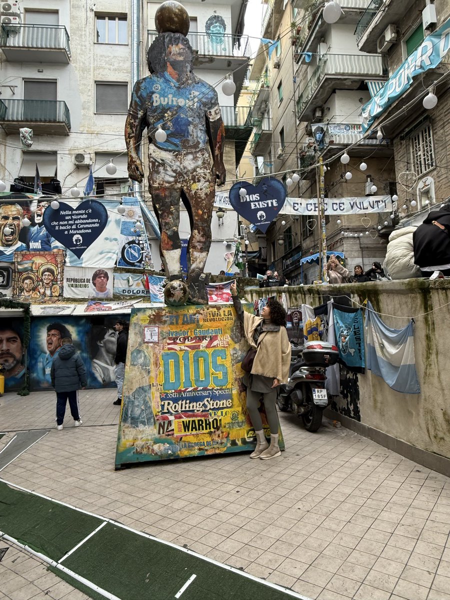 InmaTeruelC's tweet photo. 💙 𝗗𝟭𝟬𝗦 💙
Lo que los napolitanos sienten por este hombre, denominado D10S, no tiene comparación con ninguna religión, ¡esto si es una veneración de verdad!

Diego Armando Maradona, ¡el D10S hecho persona! 🤍

#napoli #napoles #maradona #diegoarmandomaradona #photography https://t.co/D6KezHtpnk