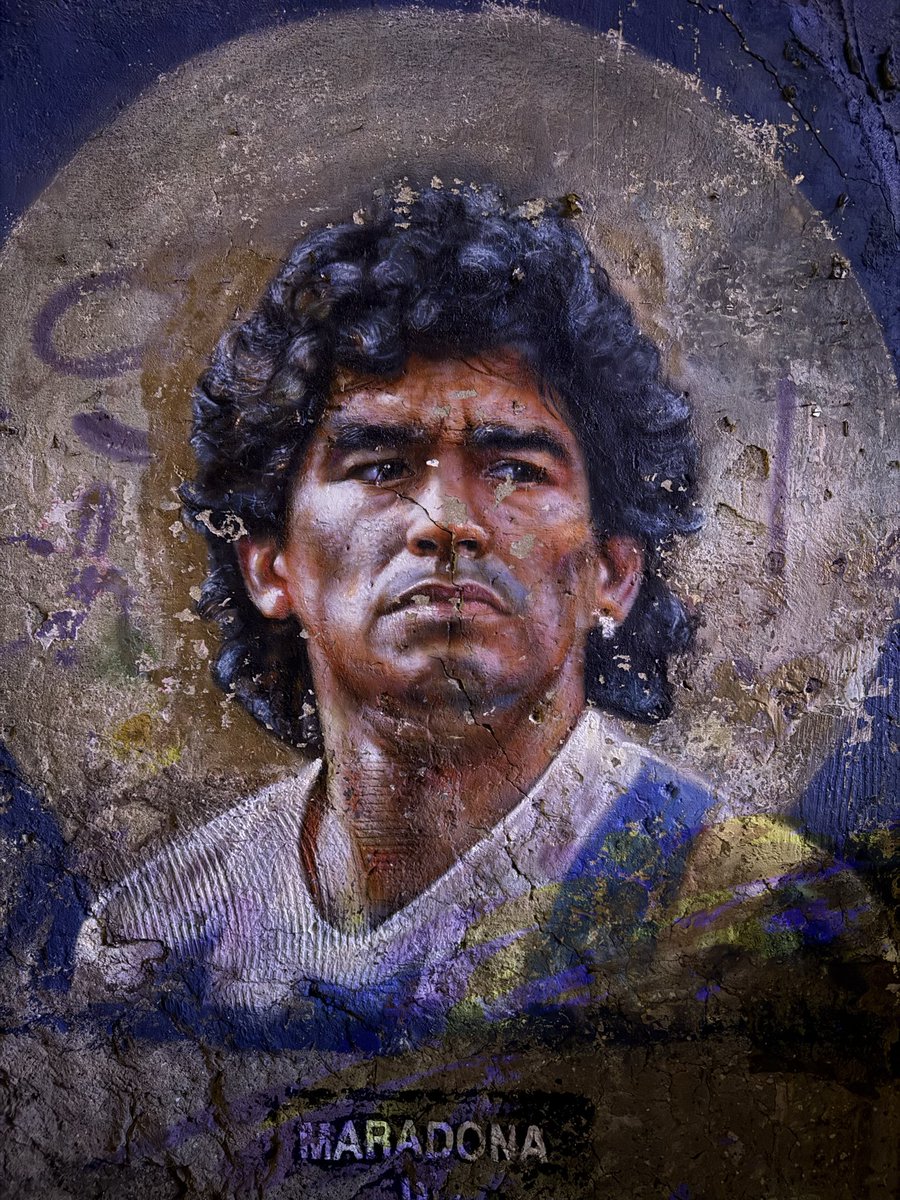 InmaTeruelC's tweet photo. 💙 𝗗𝟭𝟬𝗦 💙
Lo que los napolitanos sienten por este hombre, denominado D10S, no tiene comparación con ninguna religión, ¡esto si es una veneración de verdad!

Diego Armando Maradona, ¡el D10S hecho persona! 🤍

#napoli #napoles #maradona #diegoarmandomaradona #photography https://t.co/D6KezHtpnk