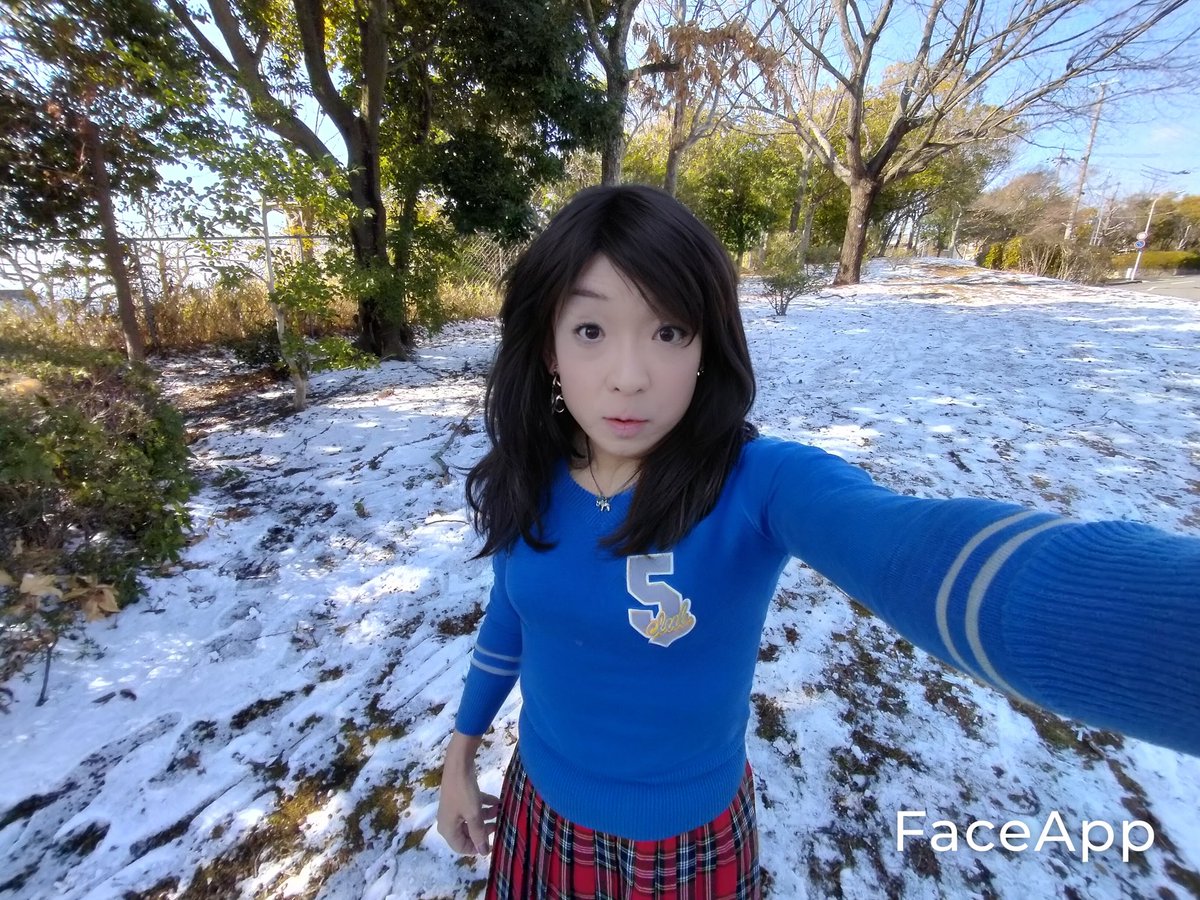 大雪だった地域の皆さまお疲れさまです🙇

☃当地でも何年かぶりに少し積もりました

👩雪景色の中で撮りたいなと翌朝近所を徘徊しましたが、陽のあたる場所はすっかり溶け、木立の下に薄っすらと残っているだけでした❄