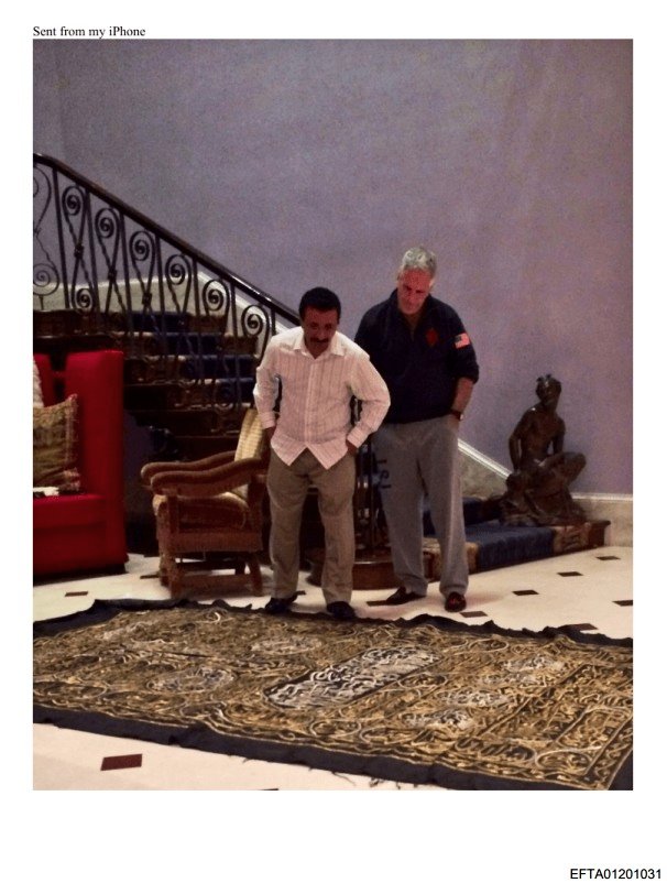 رمونا بتهمة استهداف الكعبة واتخذوا من هذا الزعم ذريعة للتحريض والتشويه والحشدضدنا واليوم تسقط الأقنعة.!!
انظروا من الذي يهين قداسة البيت الحرام حقاً

ها هم ادعياء حماية قداسة الكعبة  يضعون كسوة الكعبة أطهر رداء على وجه الأرض..!!

 تحت اقدام  من لا يعرف للطهر معنى ويسلمونها لمن