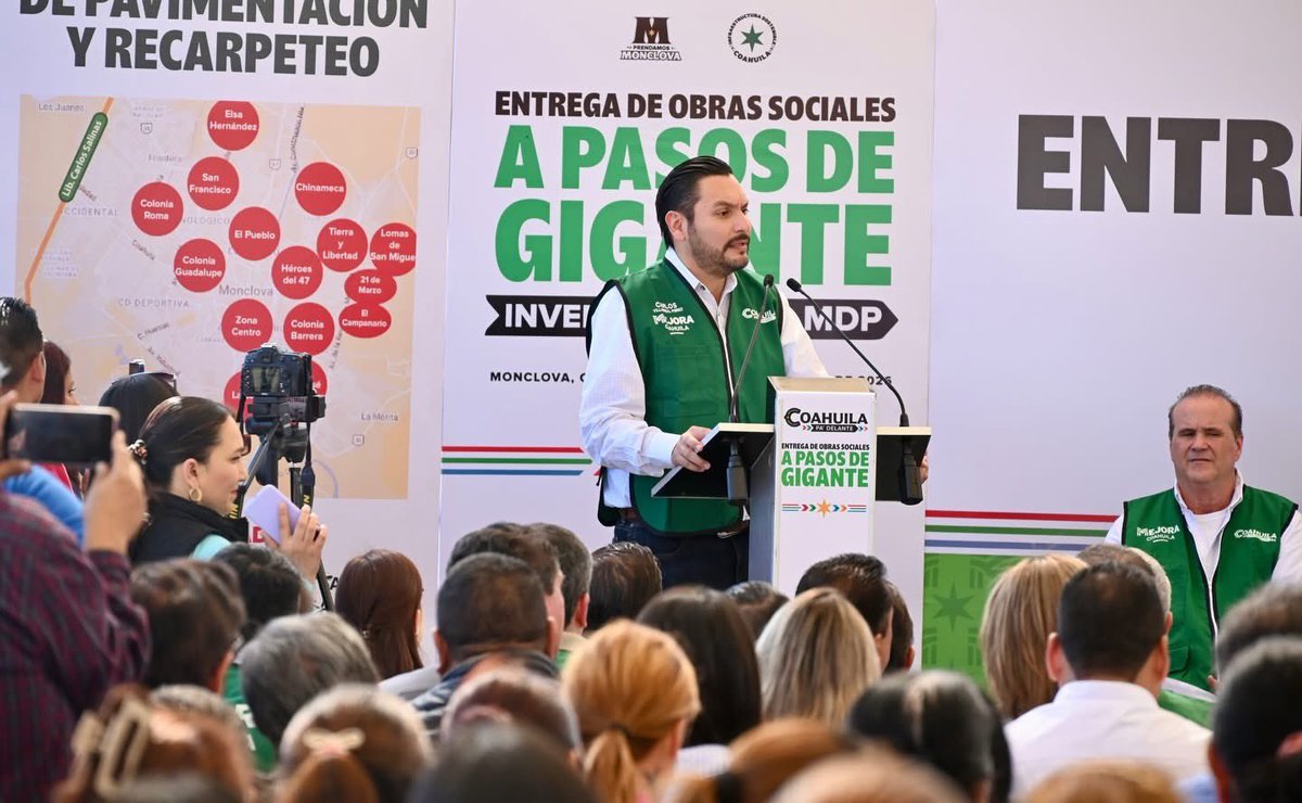 ¡Buenas tardes!

Me dio gusto saludar al Gobernador Manolo Jiménez quien junto nuestro amigo y alcalde de #Monclova <a href="/carlosvpmva/">Carlos Villarreal P</a>, #empresarios, #ciudadanas y #ciudadanos hizo entrega de pavimentaciones y recarpetos🚧 de diferentes colonias de la ciudad.👷🏻‍♀️

Más obras de