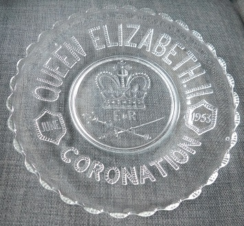 NeedlesWitches's tweet photo. Having far too much fun looking at BTS of 35 PR to actually be doing what I meant to do 😬, but did we know George has "Queen Elizabeth" &amp; "George the Sixth" glass bowls in his room?😳
(Comparison from https://t.co/kIUAi0yhZJ &amp; eBay.)

#LockNationRandomKindness
#SaveLockwoodAndCo https://t.co/ZkEhx54eCI