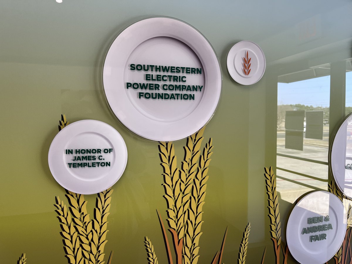 SWEPCoNews's tweet image. We joined community partners in #LongviewTX today to celebrate the newly renamed @ETFoodBank Longview Resource Center Powered by the #SWEPCO Foundation. This partnership expands access to nutritious food and essential resources across the region. More: ms.spr.ly/6015QPzA5