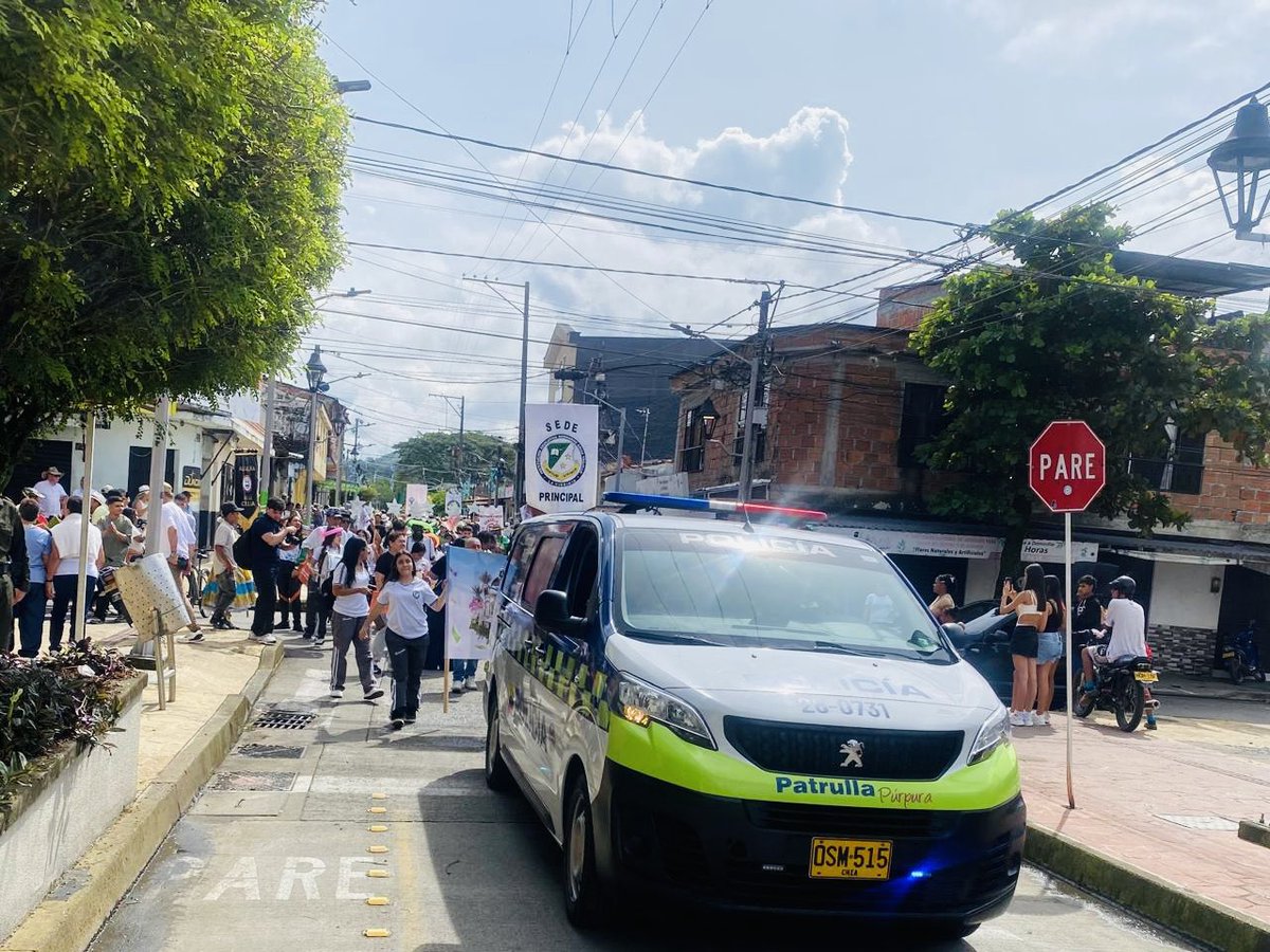 La Policía Nacional, a través de la Patrulla Púrpura, realizó acompañamiento y sensibilización en casos de violencias basadas en género, en el marco del aniversario 59 de Risaralda. Seguimos trabajando por la seguridad y la convivencia. <a href="/Gob_Risaralda/">Gobernación de Risaralda</a>