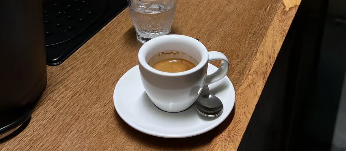 Userwits's tweet image. « يلاعبك الهوى والارض خضرا ياعويد الراك 
يناديني حفيفك ليه — ظلك ما يناديني 

لو أفواه الشماته بـ الملام تحطّني مسواك 
عزاي الطهر في وجه الشبه مابيني وبينك 

من الأسوار ياسورٍ دخلتك كنت أخاف حماك 
تخيّلتك ضياعي .. ماتخيّلتك تقدّيني !

من أحداث الليالي ؟ لاغريب تشوفني شكّاك 
ياليت…