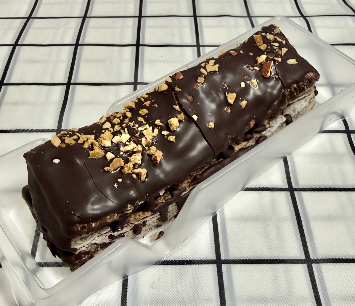 おはようございます🤗🍀 【新発売】セブンイレブン 小枝パイ 冷凍棚に