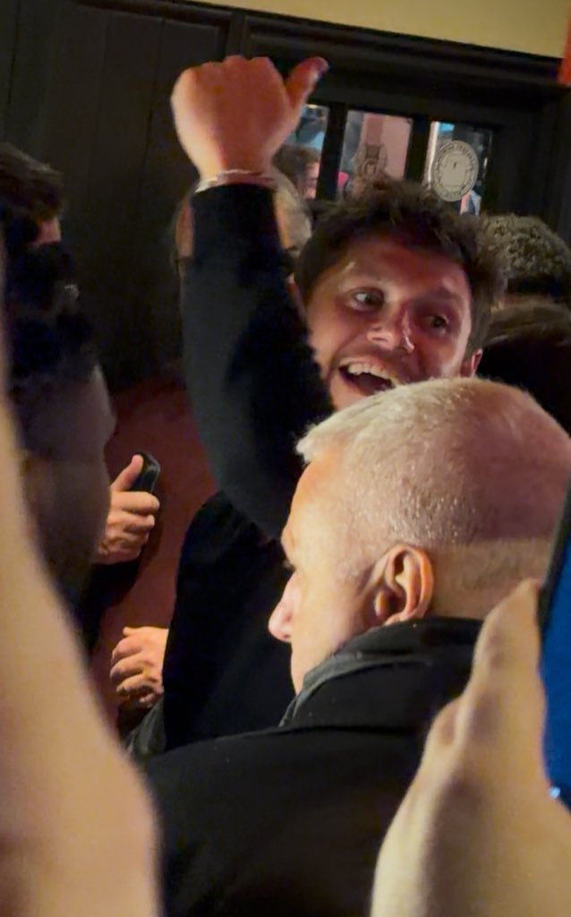 tayslondongirl's tweet image. crying cause why do i keep seeing niall in the most random ways and i havent seen him live at his own concert yet 😭