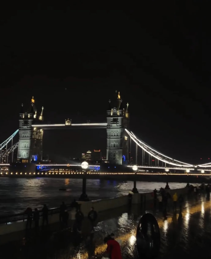 Every lit window and glowing bridge tells a story of a city that lives and breathes dreams. 🕯️🌉❤️