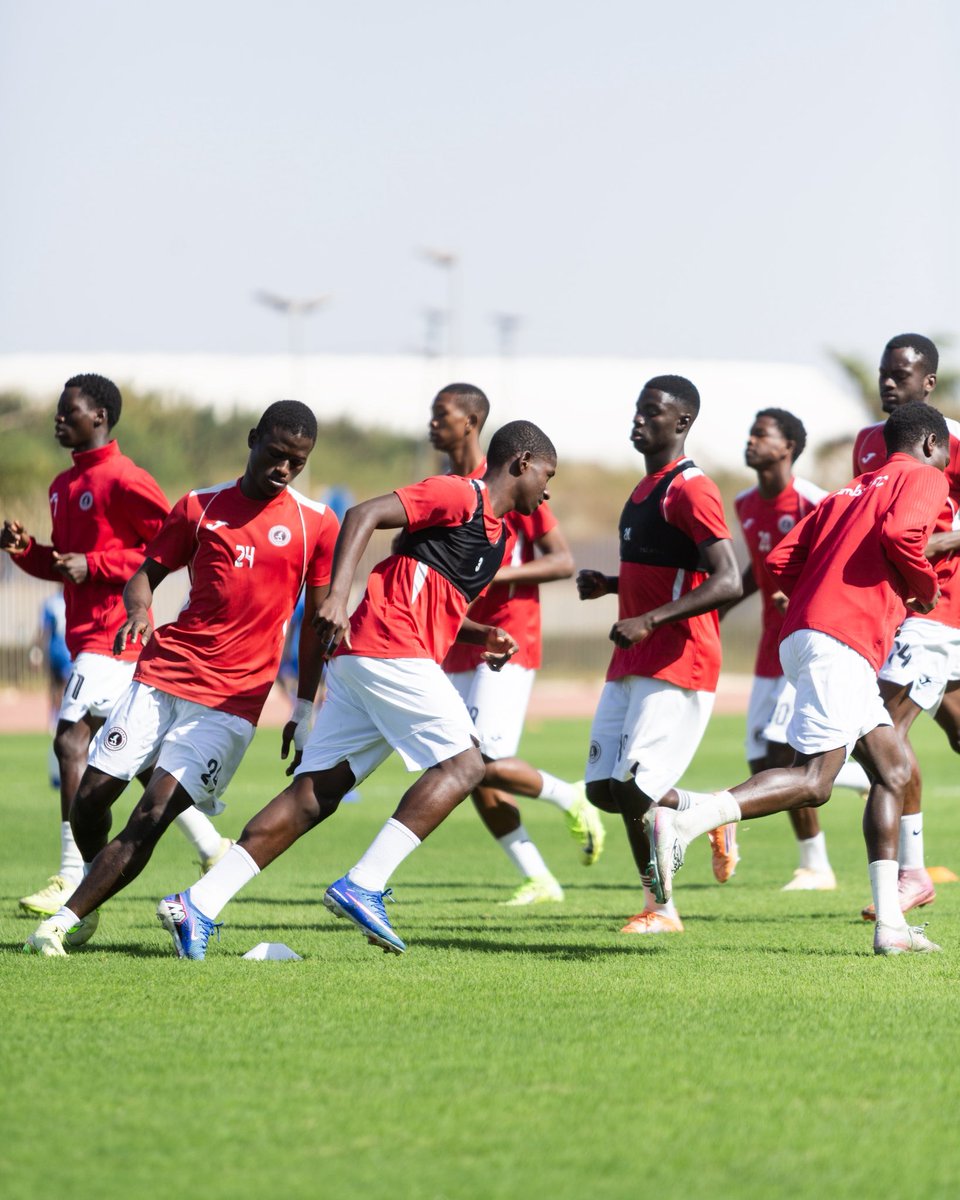 🫶 S’adapter, progresser, durer.

À Diambars, nous formons des joueurs capables de s’intégrer dans différents contextes culturels et sportifs, en Afrique comme à l’international.

L’accès au haut niveau exige bien plus que du talent. Nous préparons donc nos jeunes à l’exigence