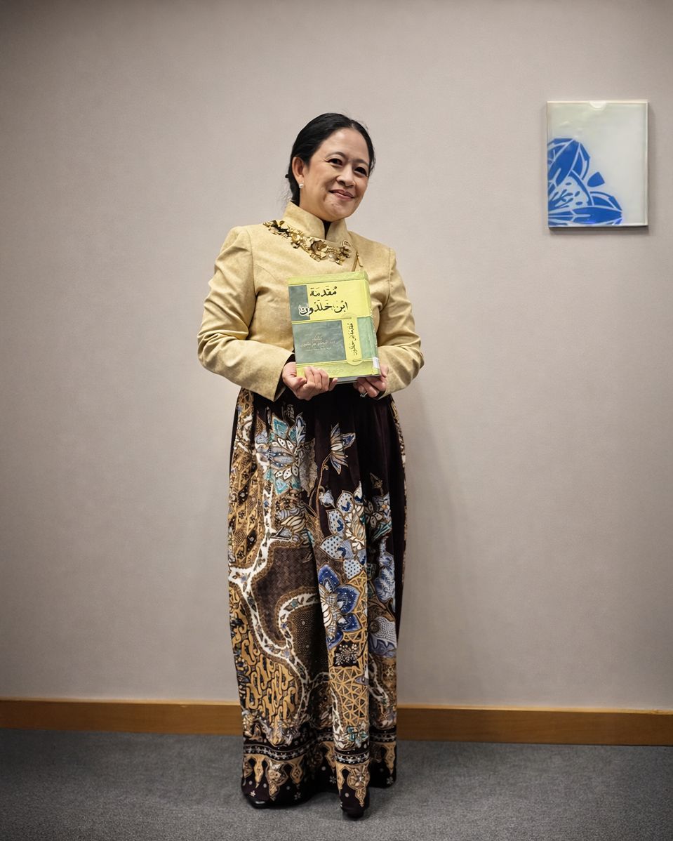 puanmaharani_ri's tweet photo. Buku Muqaddimah ini adalah karya monumental dari Ibnu Khaldun, salah satu pemikir muslim paling berpengaruh dalam sejarah pemikiran Islam. Buku ini berisi risalah pemikiran Ibnu Khaldun, pengantar bagi karya-karyanya yang lain…📚

Salah satu kutipan penting dalam buku ini “setiap manusia harus berbudaya, membangun kerjasama antar sesama. Harus bergotong-royong” merefleksikan solidaritas sosial, konsep kunci yang beliau jelaskan dalam buku tersebut.

Pancasila juga memiliki nilai-nilai yang selaras dengan pemikiran tersebut. Saatnya kita kembali memperkuat akar budaya untuk menghadapi tantangan zaman… ☺️

#puanmaharani