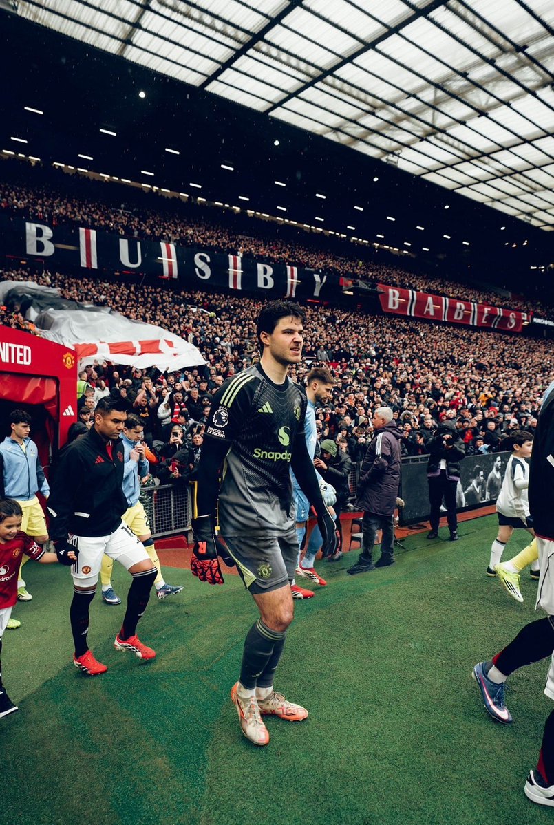 utdfocusid's tweet image. Manchester United hanya kalah dua kali dari 18 laga Premier League saat Senne Lammens menjadi penjaga gawang utama Setan Merah.

Lebih dari 85% pertandingan berakhir tanpa kekalahan sejak Lammens berdiri di bawah mistar.

Stabilitas yang mengubah arah musim.

#utdfocusid