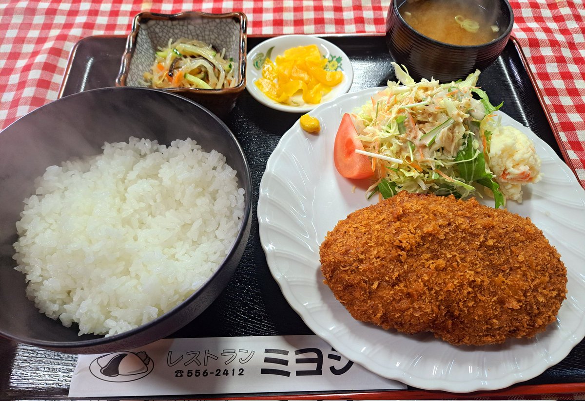 今週のおすすめランチセットご案内🥢
シェフが丹精込め手ごねした肉種に🥚とパン粉纏い、カラッと揚げたジューシーな肉汁溢れる #メンチカツ です😋
ご飯・みそ汁・小鉢・コーヒー付き税込1030円👛
皆様のご来店お待ちしております🙇‍♀️
#平日限定
#ミヨシ飯
#3日間限定 
#2月11日11時30分OPEN
