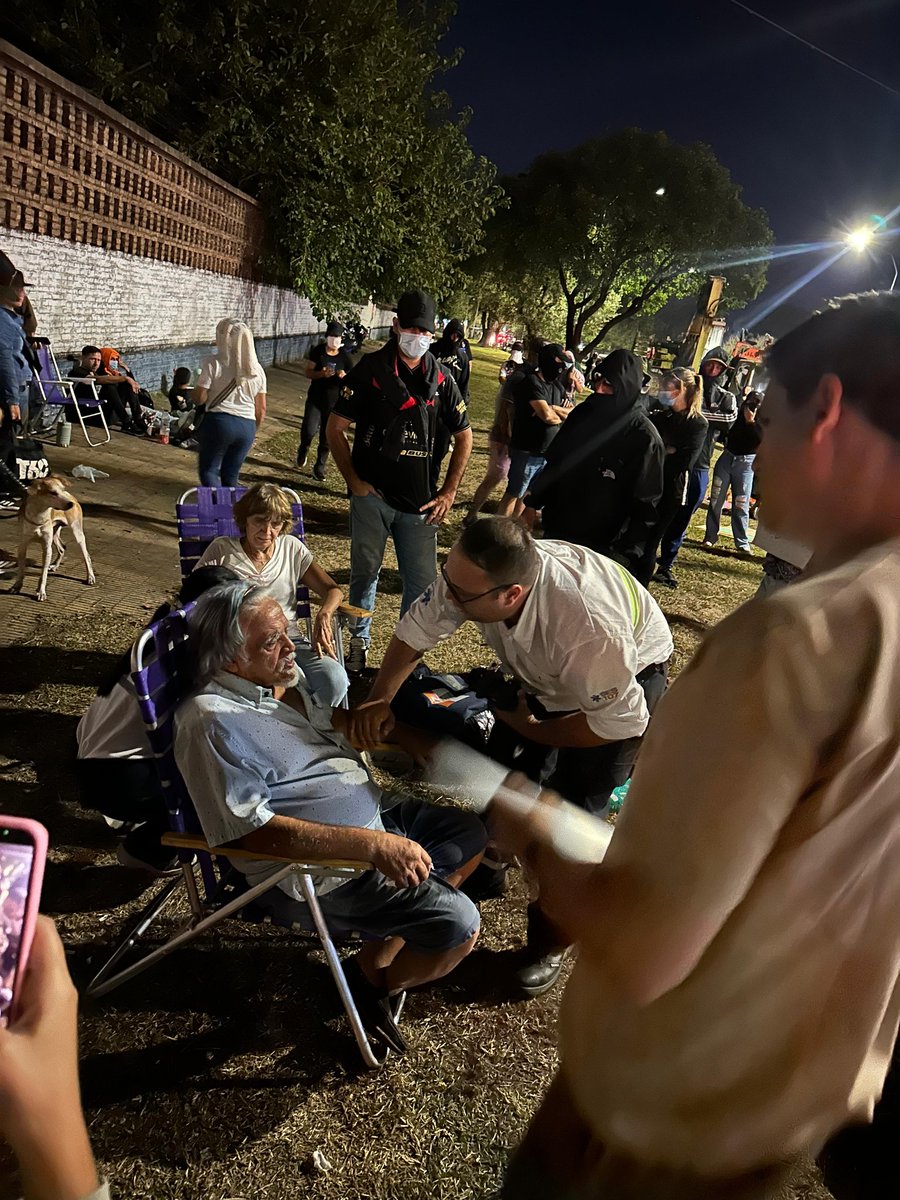 En puerta de Jefatura se manifiestan familiares de policías y muchos de ellos encapuchados o con barbijos para que no los reconozcan y evitar ser sumariados.  Atendieron a un ex efectivo víctima de gas pimienta. Así trata Pullaro a su policía.