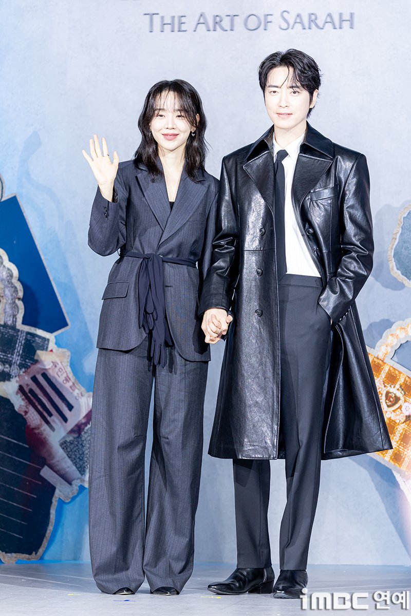 [포토] 신혜선 이준혁, 다시 만난 우리 
#레이디두아 #LadyDoir #신혜선 #ShinHaesun #이준혁 #LeeJunhyuk 
#넷플릭스시리즈 #넷플릭스 #Netflix #제작발표회_260210 [iMBC 연예]

‘레이디 두아’는 가짜일지라도 명품이 되고 싶었던 여자 '사라킴’(신혜선)과 그녀의 욕망을 추적하는 남자