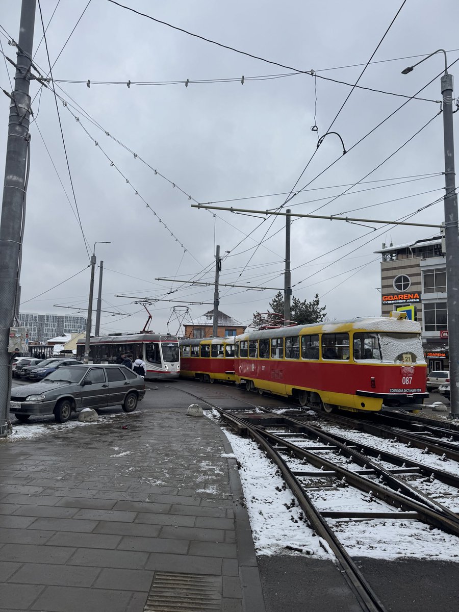 Приехала с дочерью в Краснодар. Странные пока ощущения, не поняла, зашел ли мне этот город. Обычно это ощущение сразу приходит: либо да, либо нет. Самого города пока почти не видели и приехали сюда по ее личному делу, а не гулять.