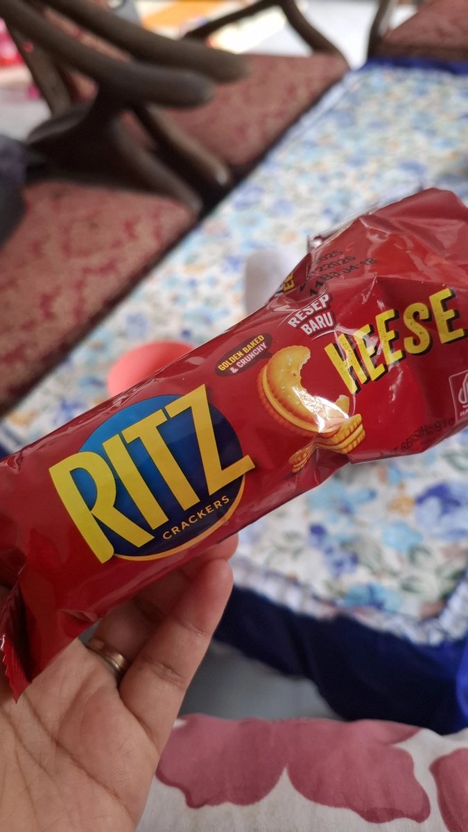 mimoowz's tweet photo. @Ritzcrackers  I don't really like to eating biscuit Until I found this 😭😭😭  its stolen my heart 😭 https://t.co/XyDUaGggOc