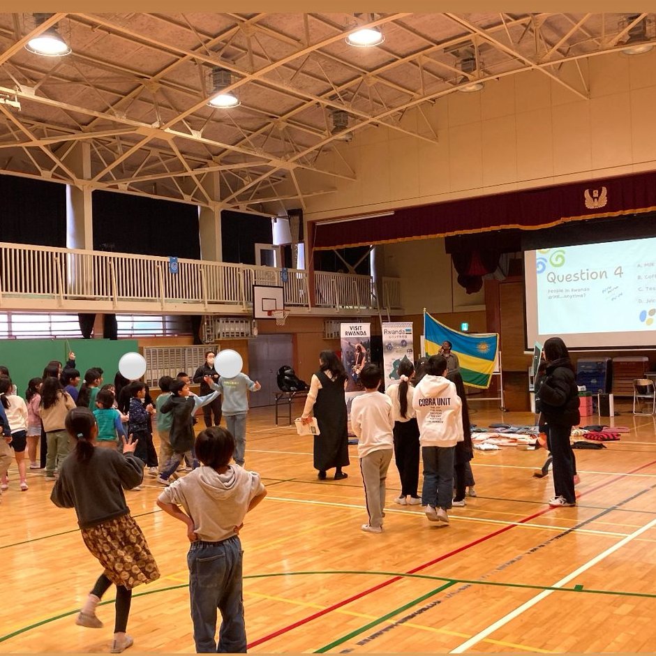 Yesterday, <a href="/RwandainJapan/">Rwanda in Japan 駐日ルワンダ共和国大使館</a> had the pleasure of introducing #Rwanda's  culture to 45 third-grade students at Nishi-Sugamo Elementary School in Tokyo 🇷🇼🇯🇵.  This was an engaging session on Rwanda’s traditions, history, and way of life that sparked curiosity and global awareness