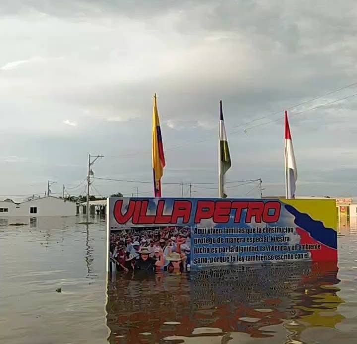 🇨🇴 Así quedó la ciudadela VILLA PETRO en CÓRDOBA inundada Totalmente.

PETRO construyó estás casas encima de un humedal.

Habitantes de Villa PETRO le hacen un llamado a PETRO para que los ayude porque lo perdieron todo.

PETRO no aparece.

Que opina ❓