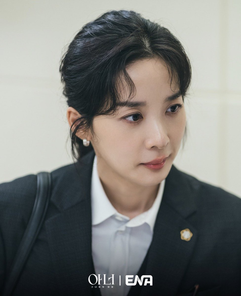 청아언니…
하나하나 뜯어보면 진짜 동글동글하게 생겼는데 합쳐놓으면 날카로움…먼말인지알거라거믿음