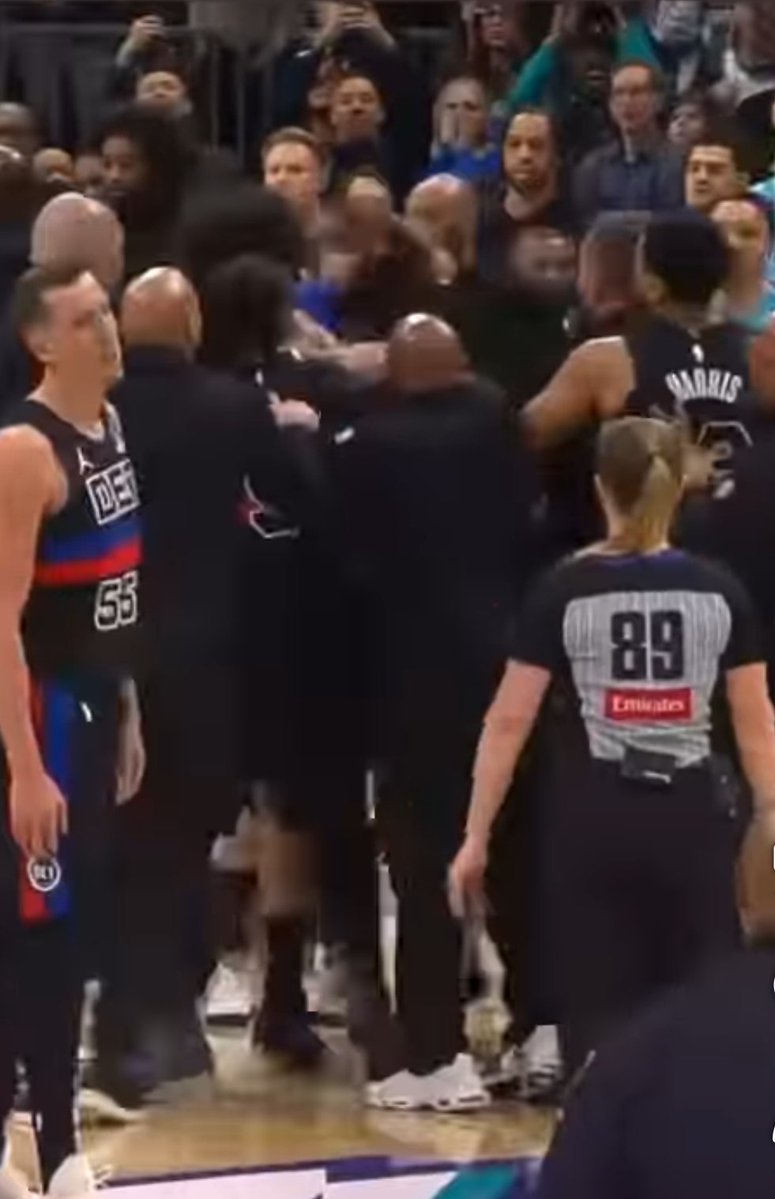 PureMichSports's tweet image. What do you all think Duncan is telling her? #DetroitBasketball