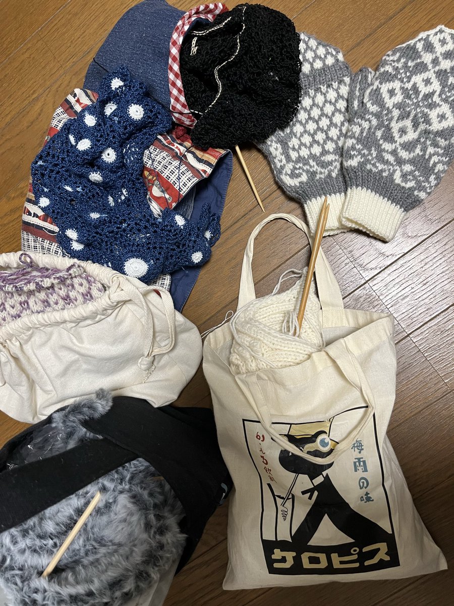 今日2/10は　#ニットの日
同時並行5
この冬に完成したのはミトン1
指が出せるタイプのミトン
もう少し細身がいいかもと多分もう一つ編む

少なくとも冬物3つは終わらせるぞ