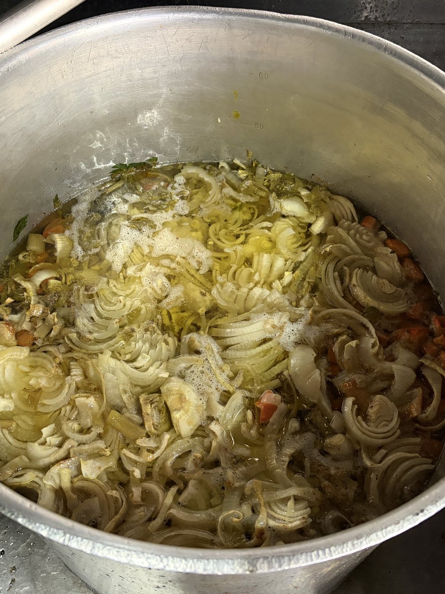 明日用のコンソメスープ
ただ今第一段階終了しました。☺️