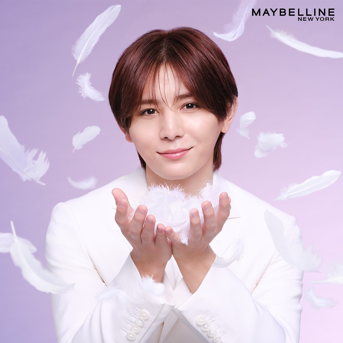LoveMaybelline's tweet photo. ＼＼　 \ 　/ 　／／
山田涼介さんの
新CMの裏側コメントを初公開❤️
／／　 /　 \　 ＼＼
 
パッケージがリニューアルしたルミマットのCM撮影時に、山田涼介さんからコメントをいただきました🪽
 
画像をタップすると、CMにも登場する羽が画面に降ってきて...❓