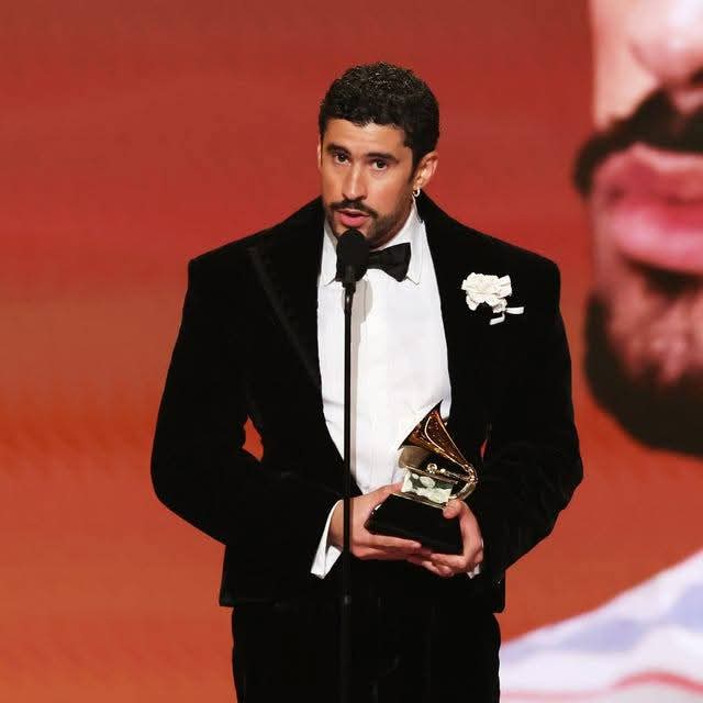 chinitaliberal's tweet image. Letra del Conejo Malo cuya poesia obra de arte dice así:

Mami, tú 'tá fit, vo'a lamberte lo' abdominale'...
En la disco, baby, te lo meto, baby
Aquí mismo, baby, delante de tu baby
Te compro la BM EEeeee
Tanta plata,Me chapeen, por eso le meto a toa' esta' arpía  EE E E E E 👀