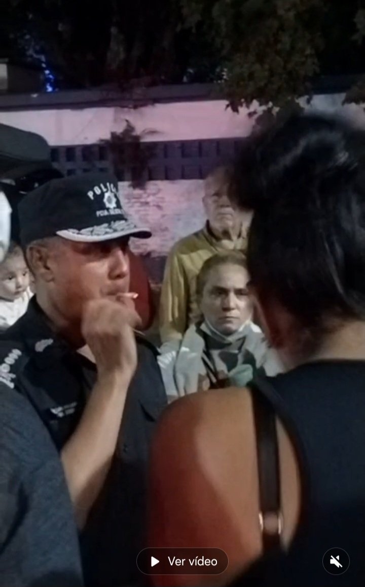 En #Rosario, Policía presiona a Policía.

Mientras tanto, un Jefe policial estando uniformado, fuma ante mujeres y niños. 

La nueva Policía, cada vez más fragmentada.

Ni <a href="/lacapital/">Diario La Capital</a>, ni <a href="/AiredeSantaFe/">Aire de Santa Fe</a> te lo van a decir.