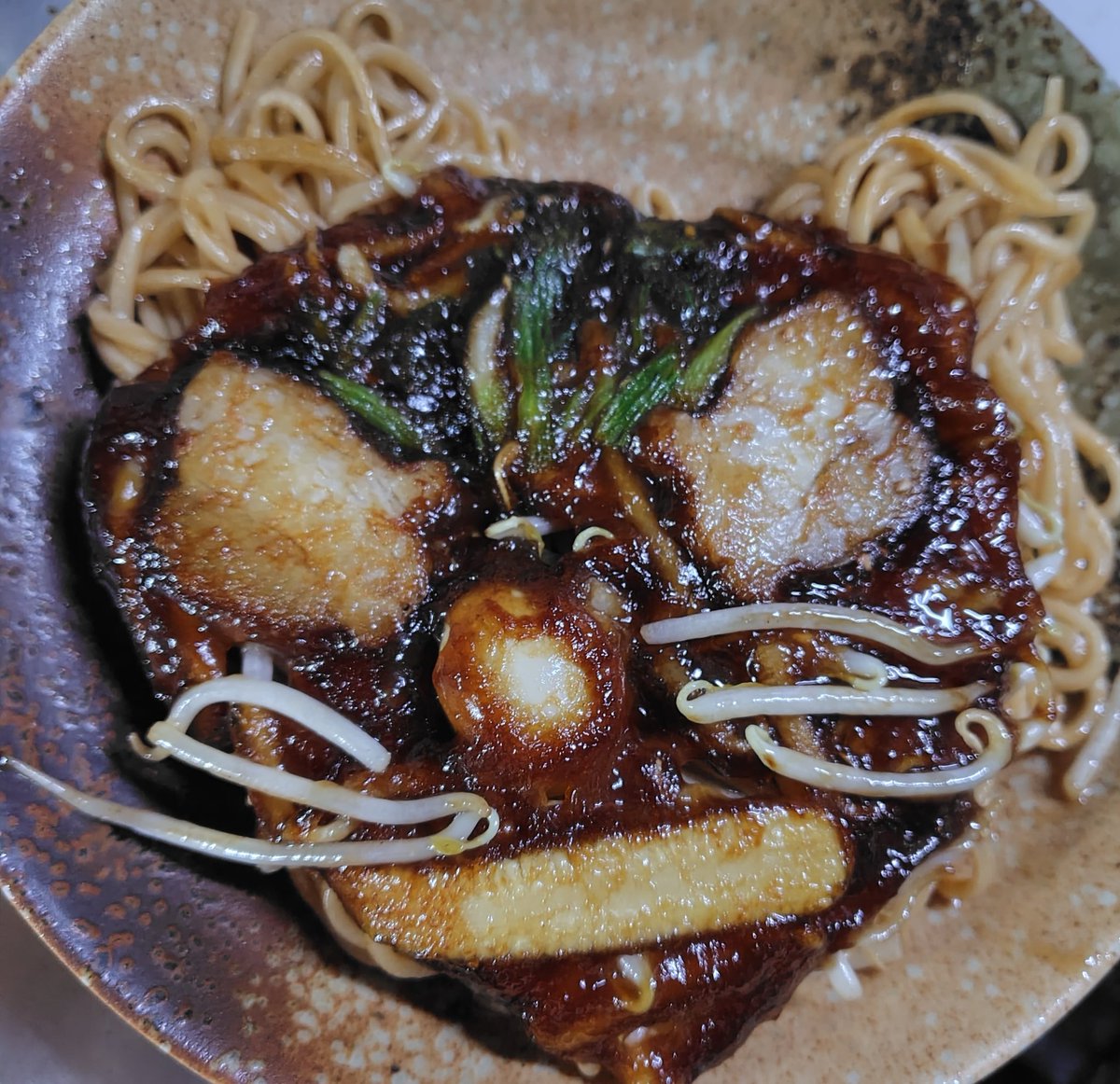 2/10(火)
本日もランチ営業中です〰
昼11:00〜〜14:00 (13:30L.O)
巣鴨は晴れ☀️
気温7.1℃　湿度38%
少し暖かいですね～😸
#ラーメン　#巣鴨　#焼きそば