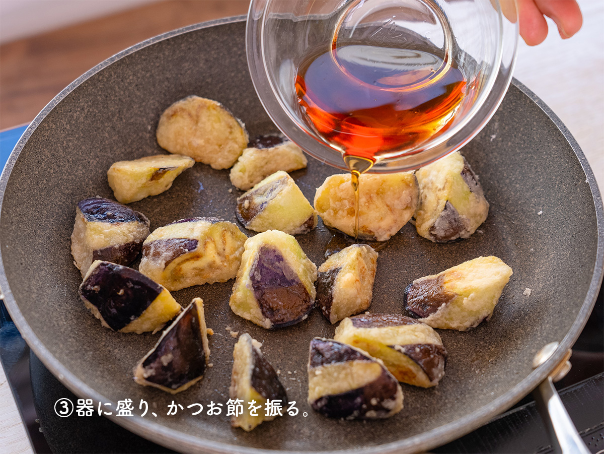 gucci_fuufu's tweet photo. これ、簡単すぎるのにおいしさが反則級。
とろけるなすのめんつゆ焼き。
めんつゆだけでここまで仕上がるの、
嬉しすぎる。
焼いたなすは中までとろっとろ。
じゅわっと染みためんつゆの旨みと
かつお節の香りで、気づいたらお皿が空っぽ。 https://t.co/Uuklytgveb