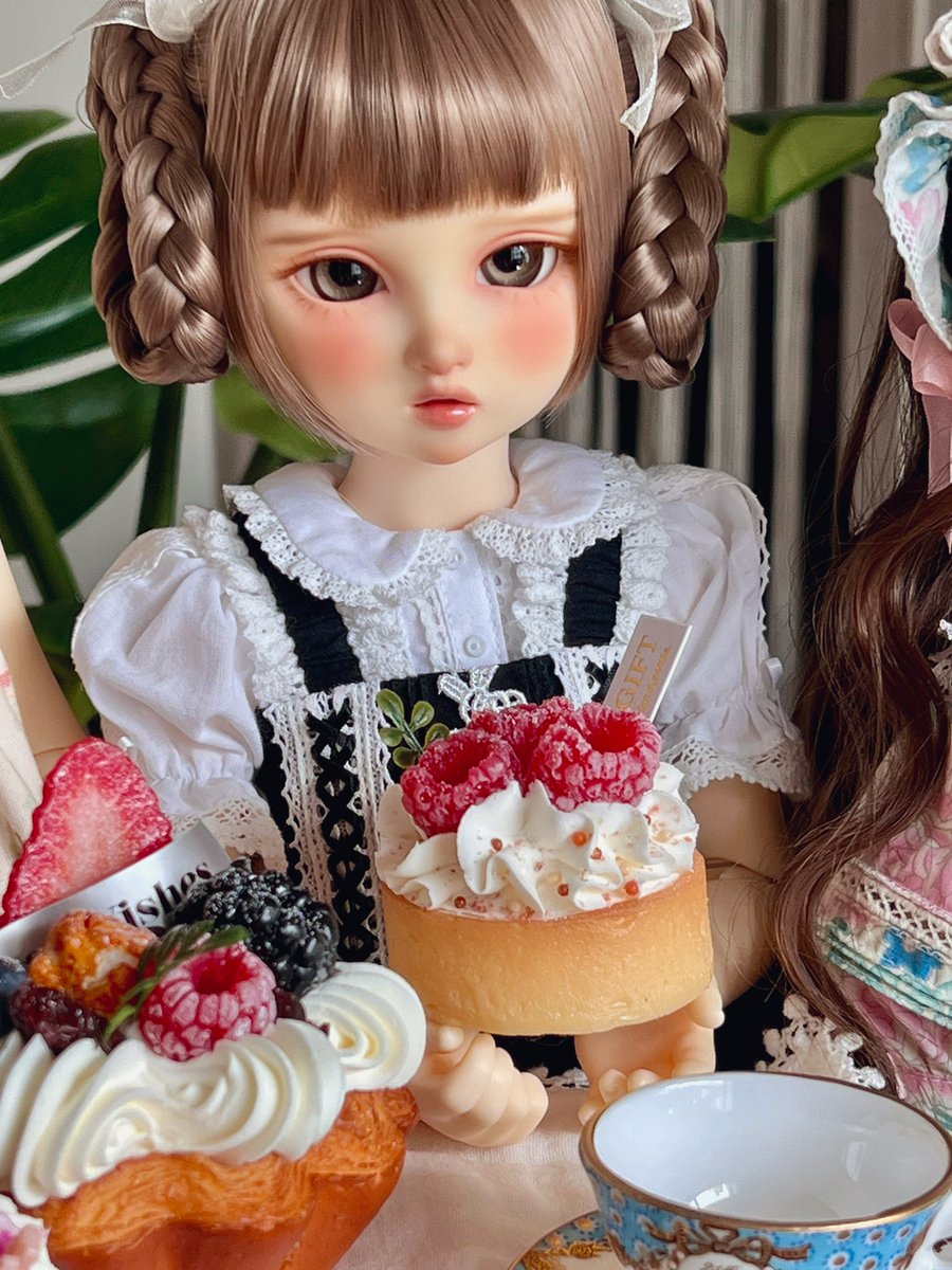 드디어 케이크 하나 받은 클라하🍰