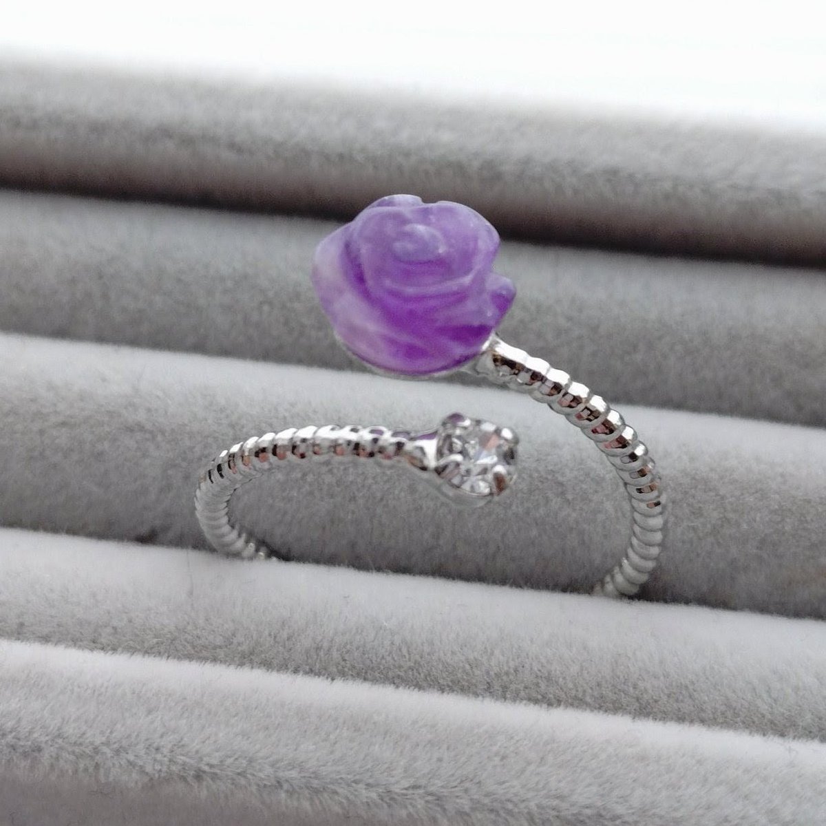 星降る小さな世界 明日まで🐇✨️ 1、2枚目の画像は、2月のお誕生石