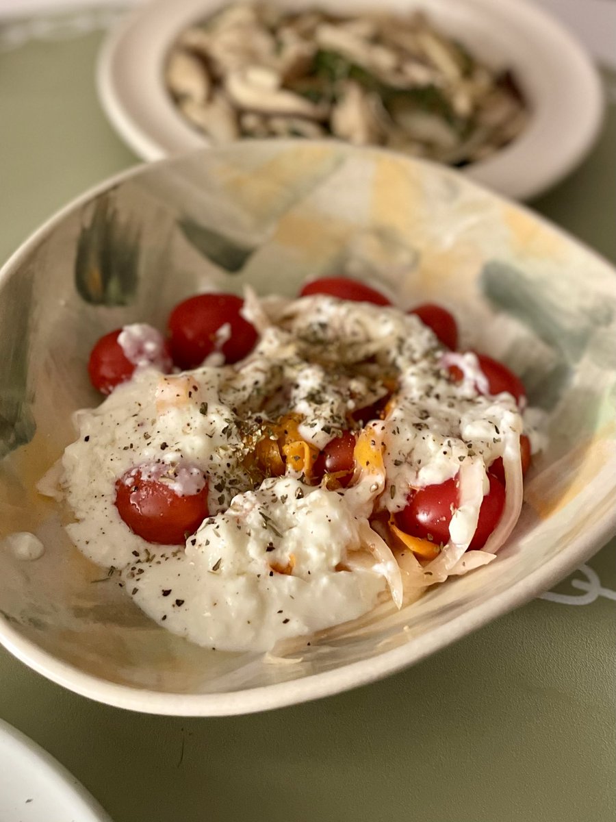 냉이버섯 파스타

된장 조금 레몬즙 회릭
감칠맛과 상큼함 둘 다!

당근라페 위에 연두부 얹어서 푹푹 떠먹었다
고소하고 상큼하니 맛나다

이두부야 연두부 부들부들하니 샐러드로 먹기 좋다
#나의비거니즘일기