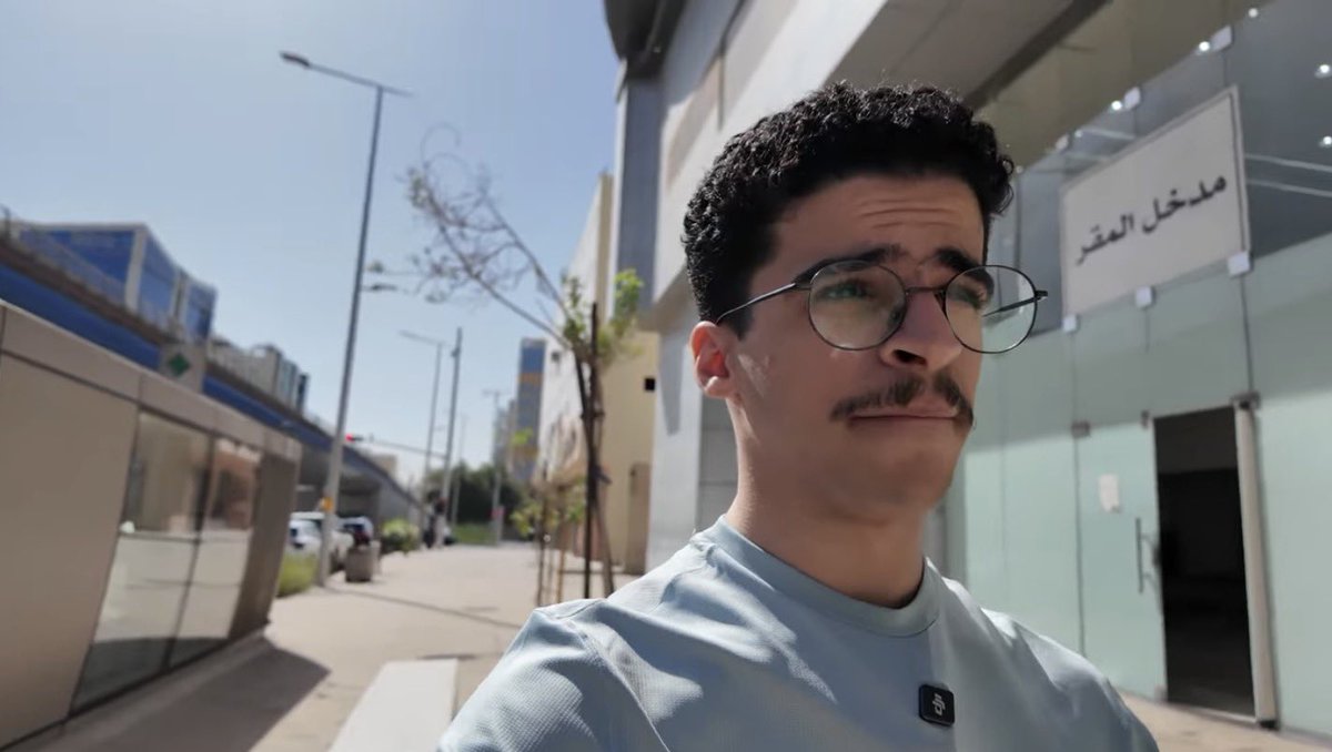 جالسة اتابع فلوق فيصل إلا و القى مركز قياس طالع بالفلوق 🥴