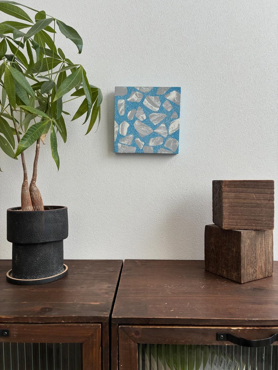 JesmonitJPDistr's tweet image. アーティストのRisa Azumaさん @risa_terrazzoの作品は、細かく華やかなテラゾが特徴です。
こちらのウォールアートは、マーブル模様とテラゾが合わさった上品な佇まい。近づくほどに鮮やかさを感じる作品です。

#risaazuma #terrazzo #terrazzoart
#Jesmonite